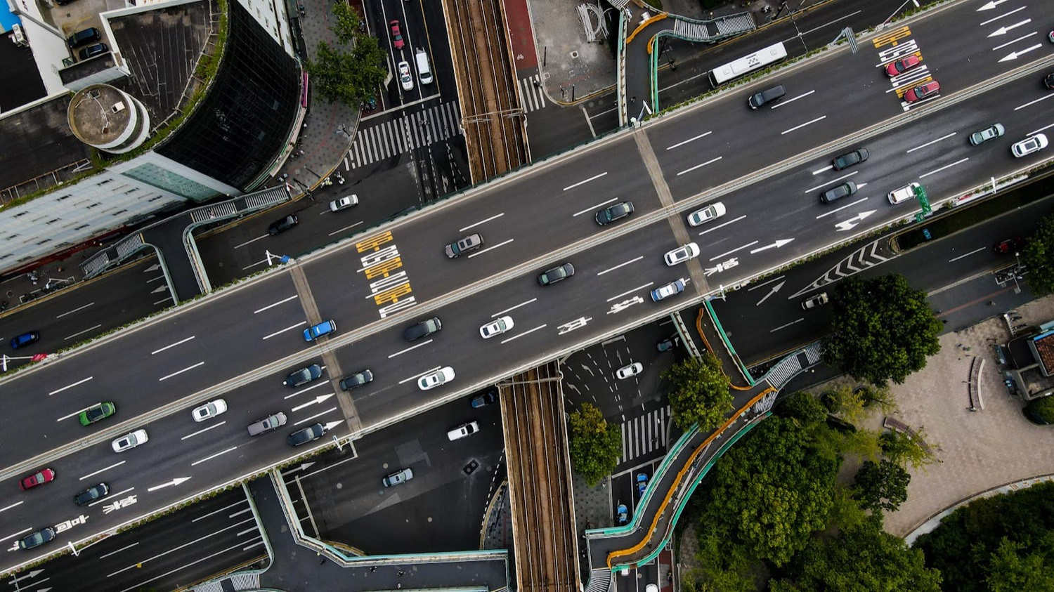 Four-lane motorway corridor seen from above